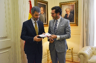 El presidente del TSJMU, Miguel Pasqual del Riquelme, hace entrega de la Memoria al presidente del CGPJ, Carlos Lesmes